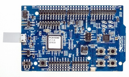 Photo du kit de développement nRF52DK de Nordic d'une couleur de PCB Bleue, avec des broches, des boutons, des leds, le SoC nRF52832 et un PCA10040